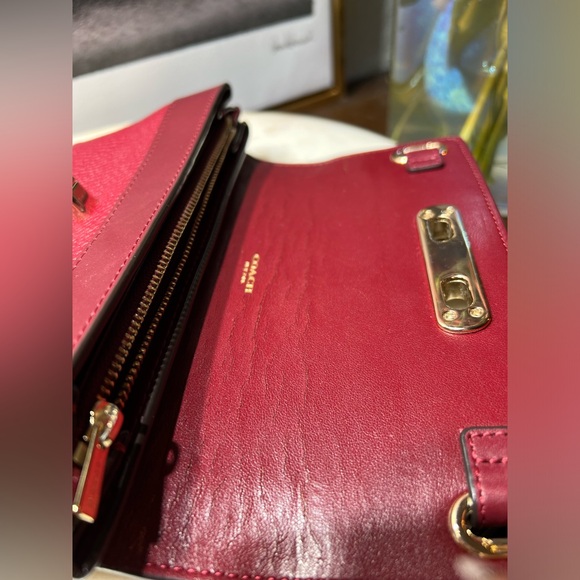 COACH Swagger Black Cherry Red
Wallet in Pebble Leather - Picture 6 of 9